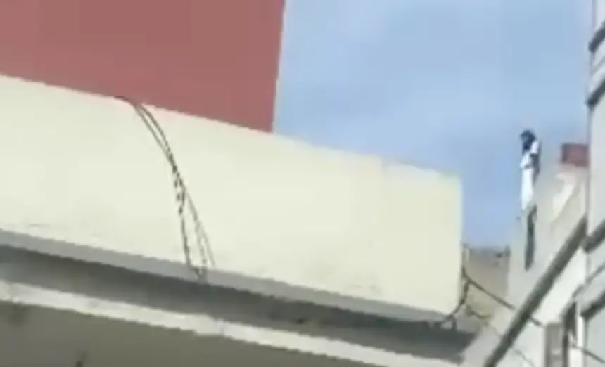 طنجة: شابة في حالة اضطراب نفسي تهدد بالانتحار والجيران يتدخلون